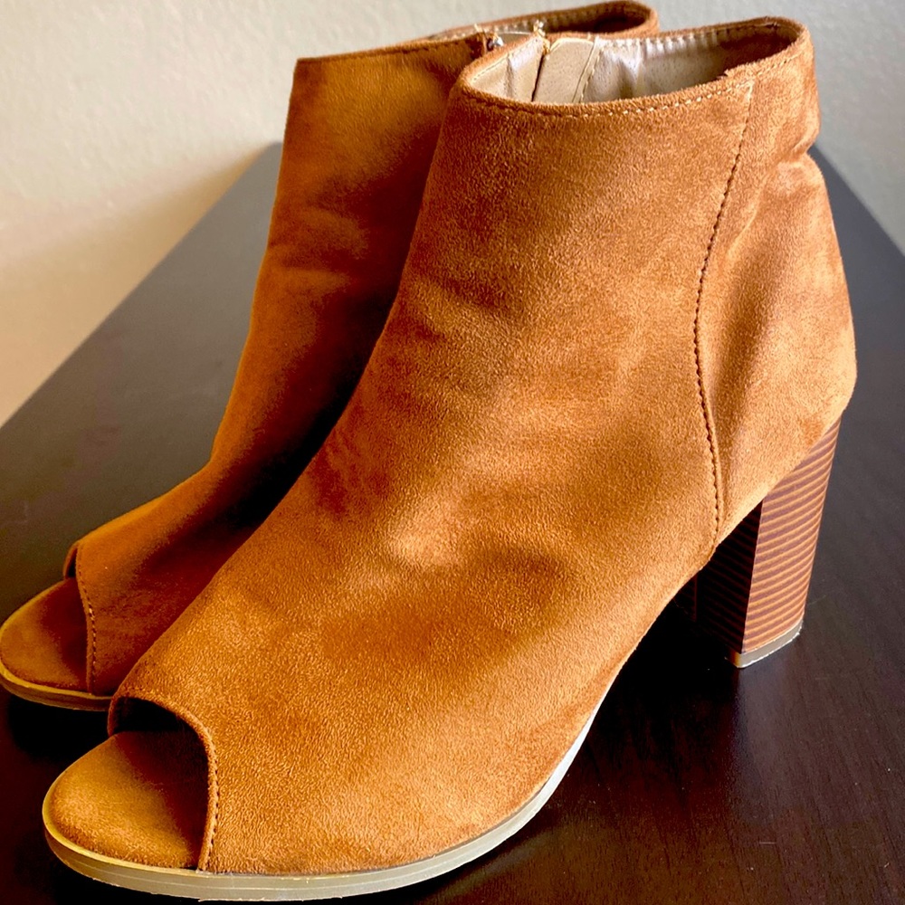 Charles Albert Women’s Open Toe Size 8 Botties